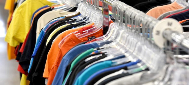 Vêtements rangés en boutique